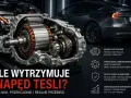 Przekładnia napędu Tesla x w przekroju, ukazująca silnik elektryczny i mechanizmy. W tle Tesla Model 3.