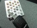 Tabletten und Autoschlüssel liegen nebeneinander. Tilidin autofahren ist gefährlich und illegal.
