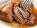Une rouelle de porc fondante, la viande se détache facilement à la fourchette, baignant dans une sauce dorée. Parfait pour une recette rouelle de porc fondante.
