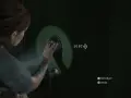 Ellie intenta abrir una de las **cajas fuertes** de The Last of Us 2. El código es 30 82 65.