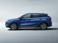 Niebieski SUV BYD Atto 3 Evo widziany z boku na jasnym tle.