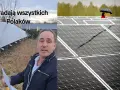 Mężczyzna przy panelach słonecznych, sugerujący, że "Tauron mój prąd" okrada Polaków. W tle widać kolejne panele i osobę z parasolem.