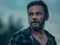 Ireneusz Czop w serialu "Kruk" jako inspektor Jakub Wesołowski. W tle niebo i zamazane drzewa.