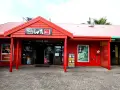 Sklep Quiksilver, znanej firmy odzieżowej dla surferów, z czerwonym logo i ofertą "Locker Hire".