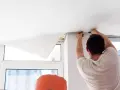Montaż białego napinanego sufitu. Sprawdź, jaka jest napinany sufit cena i jak szybko odmienić wnętrze.