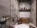 Ambiance unique dans cette salle de bain industrielle avec baignoire en bois, tuyauterie apparente et lampes vintage.