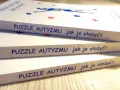 Stos książek "Puzzle autyzmu jak je ułożyć?". Pomocne materiały dla rodziców i opiekunów.