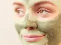 Primo piano di un viso con maschera all'argilla verde. Scopri a cosa serve l'argilla verde per la tua pelle.