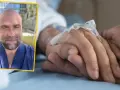 Uśmiechnięty mężczyzna w niebieskim uniformie medycznym podaje słowa otuchy choremu na raka, trzymając go za rękę z wenflonem.