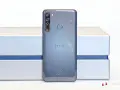 Tył telefonu HTC Desire 20 Plus z charakterystycznym, prążkowanym wzorem i modułem aparatów.