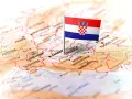 Chorwacka flaga na mapie Europy, wskazująca na trasę podróży przez Austrię i Słowenię.