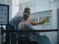 Pracownicy lotniska analizują obraz z rentgena, sprawdzając, czy można przewozić nóż w samolocie.