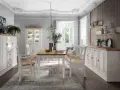 Jadalnia w stylu farmhouse: białe meble, drewniany stół, ława i kredens.