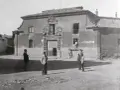 Hombres observan una casa señorial, un ejemplo de la arquitectura de la ilustración en España.