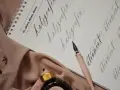 Eleganckie akcesoria do kaligrafii: pióro, tusz i zeszyt z ćwiczeniami, idealne do ręcznego adresowania kopert.