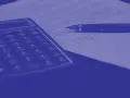 Kalkulator, długopis i podpis na dokumencie.