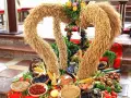 Erntedankfest: Herz aus Getreide mit Früchten, Gemüse und Brot.