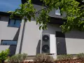Unità esterna di una pompa di calore, con i suoi pro e contro da valutare per un'abitazione moderna.