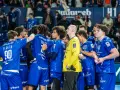 Drużyna Montpellier Handball w niebieskich strojach, skupiona przed meczem.