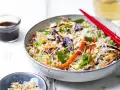 Bunter Sommerrollen Salat mit Reisnudeln, Rotkohl, Karotten, Paprika und Erdnüssen. Perfekt für heiße Tage!