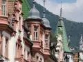 Edifici storici con tetti verdi e torrette a Bolzano, un assaggio di **Bolzano in un giorno**.