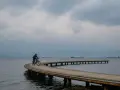 Rowerzysta przemierza malownicze trasy rowerowe nad morzem, podziwiając spokojną taflę wody i statki na horyzoncie.
