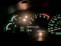 Kontrolka "CHECK ENGINE" świeci, a system VSC jest wyłączony. Wskaźniki paliwa i temperatury w normie.