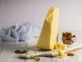 Ser bursztyn, jak parmezan, z orzechami pekan na desce.
