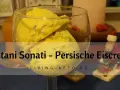 Gelbes, cremiges Bastani Sonati, persische Eiscreme, in einem Glas serviert.