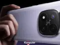 Dłoń trzyma fioletowy telefon z aparatem jak lustrzanka, z czterema obiektywami.