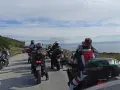 Motocykliści jadący w kierunku Nordkapp w Norwegii, podziwiając malownicze krajobrazy wybrzeża.