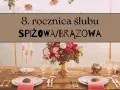 Elegancko nakryty stół na 8. rocznicę ślubu. Bukiet róż, kieliszki i świeczniki w odcieniach brązu i miedzi.