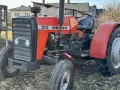 Czerwony ciągnik Ursus 3512 z czarną maskownicą i siedzeniem, stojący na ziemi.