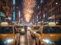 Gelbe Taxis stehen in einer beleuchteten Straße, während Feuerwerk den Silvesterhimmel erhellt.