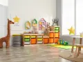 Bunte Kisten und Regale bieten tolle **Lego Aufbewahrung Ideen** für ein aufgeräumtes Kinderzimmer. Spielzeug-Giraffe und Teddybär bewachen die Ordnung.
