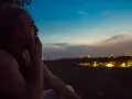 Mężczyzna zamyślony patrzy na nocne miasto. Odeszłam, ale tęsknię za tym widokiem.