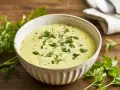 Cremige Remoulade im Schälchen, garniert mit frischer Petersilie und Dill. Ein einfaches Remoulade Rezept für jeden Anlass.