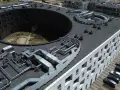 Nowoczesne budynki we Wrocławiu, z charakterystycznym okrągłym dziedzińcem i skomplikowaną instalacją wentylacyjną na dachu. Żerniki Wrocławskie w pełnej krasie.