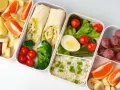 Catering dietetyczny co to? Poznaj zalety i funkcje diety pudełkowej