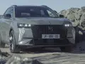 Szary DS7 Crossback pokonuje kamienisty teren.
