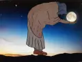 Une vieille femme, dans une scène de photo double sens, tient la lune dans sa main, sous un ciel étoilé.