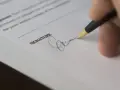 Akt notarialny: Kiedy nabiera mocy prawnej? Kluczowe zasady i wyjątki
