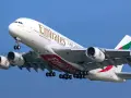 Airbus A380 Emirates z wieloma miejscami, wznoszący się na błękitne niebo.
