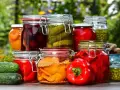 Słoiki z przetworami: ogórki, papryka, wiśnie, brzoskwinie, groszek. Pektyna co to? Naturalny zagęstnik do dżemów i konfitur.