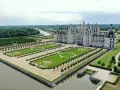 Le plus beau château de France, Chambord, se dresse majestueusement avec ses jardins à la française et un canal.
