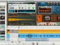 Program Reason, tworzący muzykę, z widocznymi instrumentami, samplerem i sekwencerem. Powód daw.
