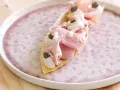 Delizioso antipasto con pane carasau, prosciutto cotto, crema e capperi. Un'idea per ricette veloci e gustose.