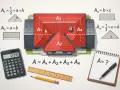 Ilustracja pokazuje, jak obliczyć powierzchnię dachu. Widać dom z czerwonym dachem podzielonym na części A1, A2, A3, A4, wzory matematyczne, kalkulator i przybory kreślarskie.