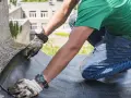 Ile zarabia dekarz w Holandii? Zaskakujące wynagrodzenia i warunki pracy