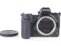 Czarna lustrzanka cyfrowa Nikon Z6 z obiektywem bez obiektywu i zakręconą osłoną obiektywu.